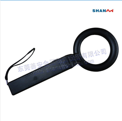 挖出炮彈，金屬探測儀不停的“滴滴”發(fā)出警報